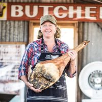 Tammi-Jonas-and-her-Jamon-at-Jonai-Farms-and-Meatsmith.-Copyrigth-Richard-Cornish.-2019.-ALl-rights-reserved.-Single-use-only.-Credit-RIchard-Cornish._-1-scaled-e1650384109645